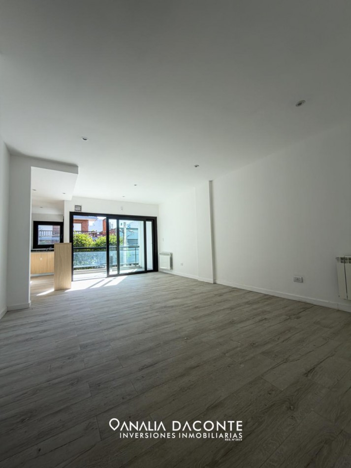 Semi piso 2 amb con balcon terraza en Chauvin