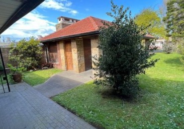 Hermoso y solido Chalet 6 amb. Gran lote B. Constitucion