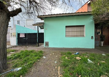 OPORTUNIDAD RAWSON E ITALIA  CASA 3 AMB. CON PATIO Y ENTRADA AUTO 
