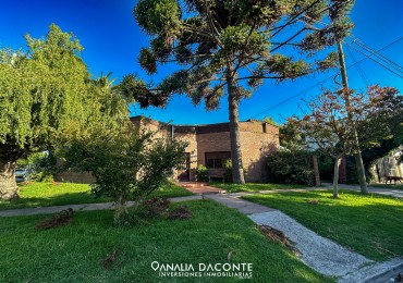 Gran chalet en esquina 4 amb con parque y quincho en Constitucion