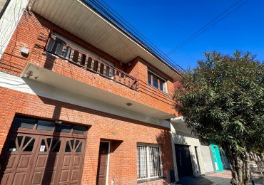 Excelente chalet 5 amb en dos plantas. Dorrego al 2900