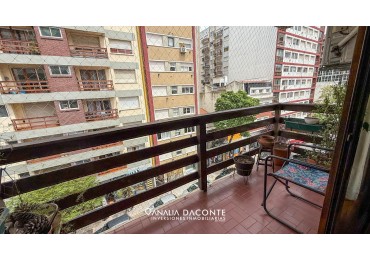 HERMOSO DEPARTAMENTO 3 AMBIENTES AL FRENTE CON BALCON SALIENTE Y COCHERA!