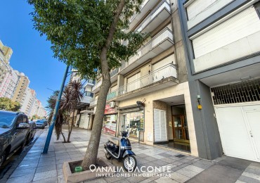 Depto 2 amb a la calle reciclado con doble balcon. Colon 1700